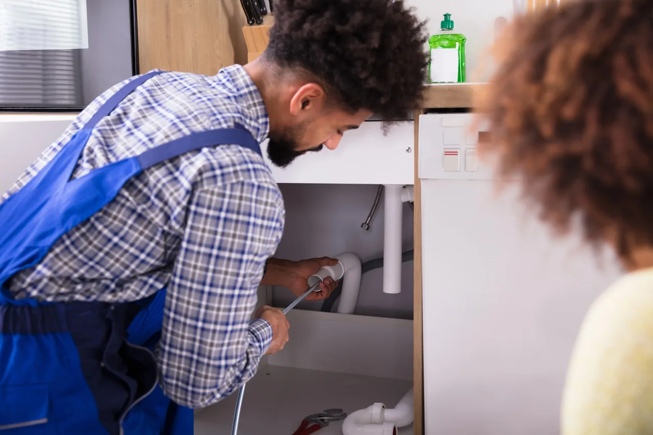 Installation et raccordement d'un WC par un plombier en Seine-et-Marne